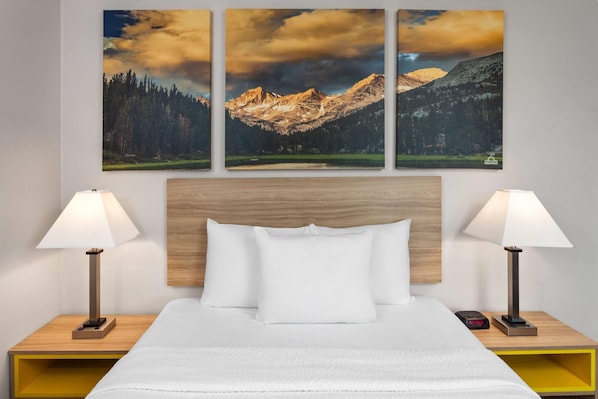 Chambre, 1 grand lit, accessible aux personnes à mobilité réduite, non-fumeurs | Bureau, chambres insonorisées, fer et planche à repasser