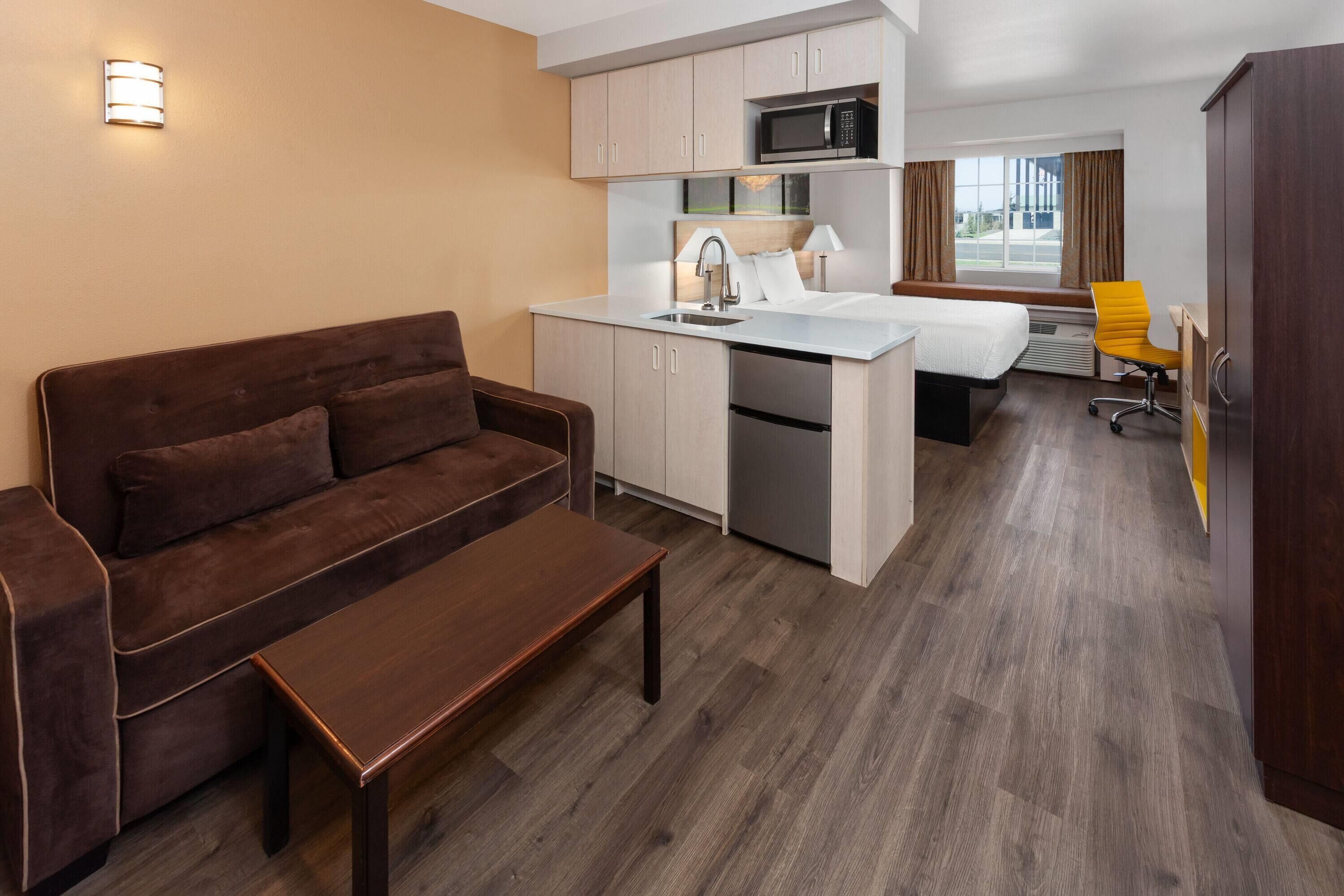 Studio Suite, 1 Queen Bed, Non Smoking | Desk, soundproofing, iron/ironing board, free cribs/infant beds