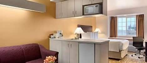 Studio Suite, 1 Queen Bed, Non Smoking | Desk, soundproofing, iron/ironing board, free cribs/infant beds