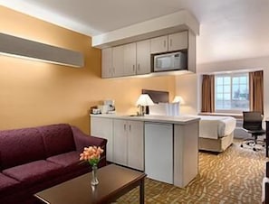 Studio Suite, 1 Queen Bed, Non Smoking | Desk, soundproofing, iron/ironing board, free cots/infant beds