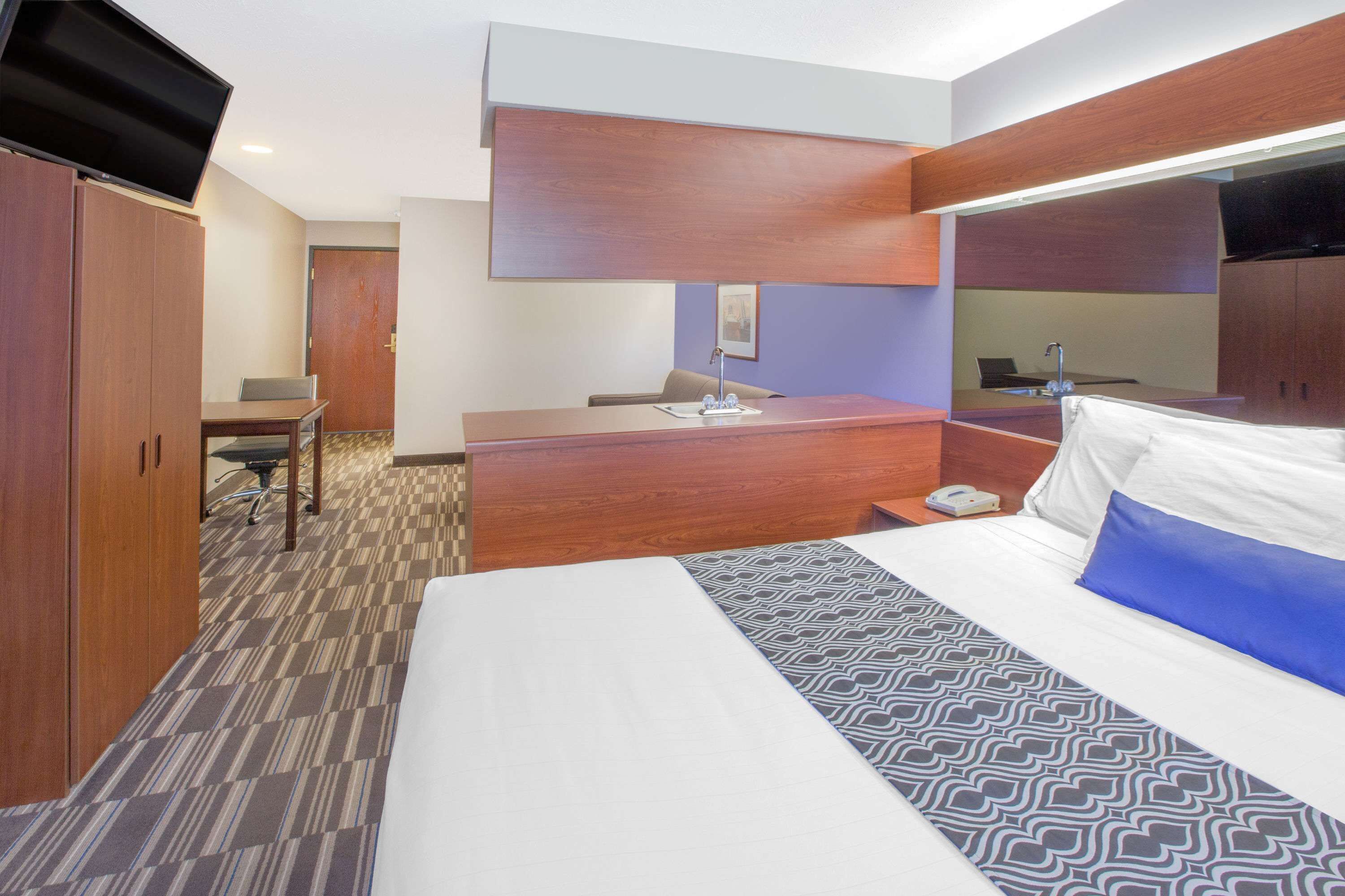 suite, 1 queen bed, non smoking | in-room safe, desk, iron/ironing board, free wifi