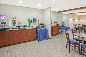 Desayuno continental gratuito y diario