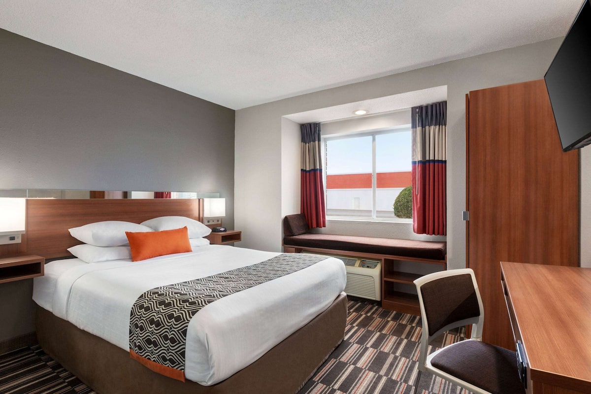 In-room safe, desk, iron/ironing board, free WiFi