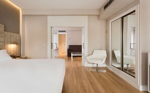 ミニバー、��セーフティボックス (室内)、デスク、遮光カーテン