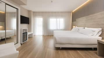 Minibar, caja de seguridad en la habitación y escritorio