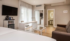Minibar, Zimmersafe, Schreibtisch, Verdunkelungsvorhänge