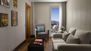 1 dormitorio, minibar, caja fuerte y escritorio