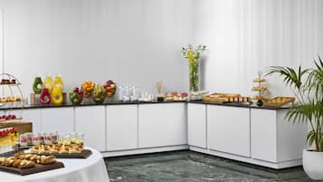 Se ofrece un desayuno bufé todos los días (por un coste adicional)