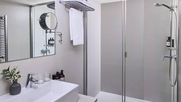 Habitación estándar | Baño | Ducha, artículos de higiene personal ecológicos, secador de pelo y bidé
