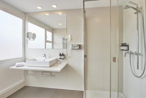 Standard Single Room | Bathroom | Shower, eco-friendly toiletries, hair dryer, bidet - NH Barcelona Stadium (Barcelona)