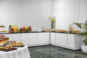 Buffet déjeuner servi tous les jours en supplément