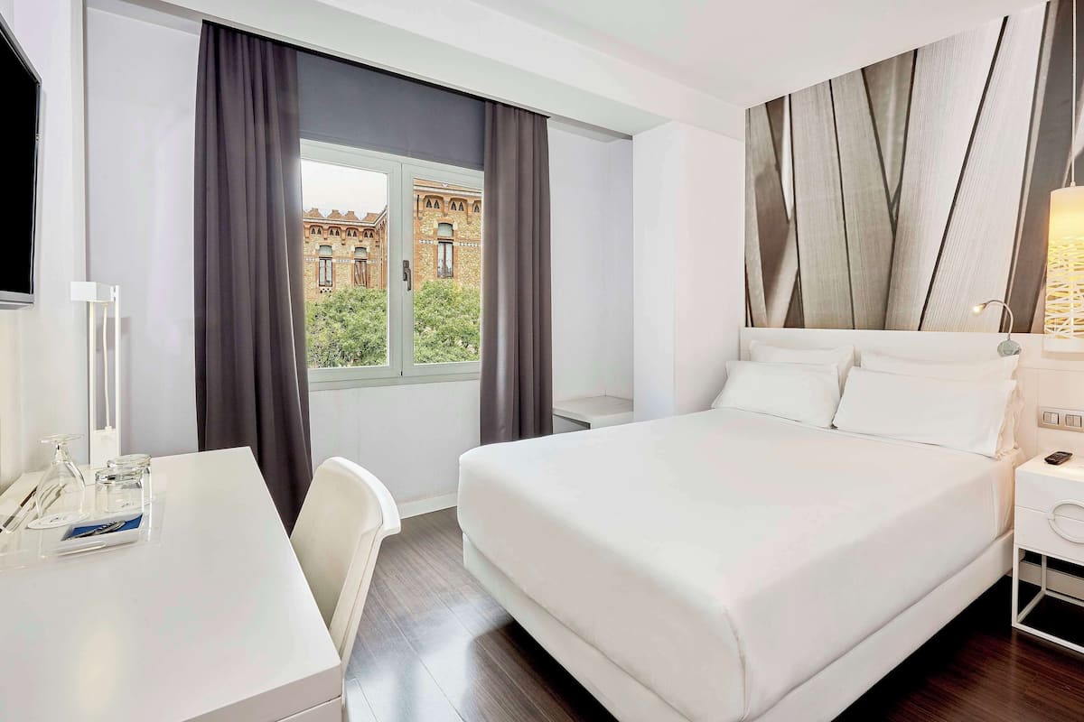 Standard Room | 1 bedroom, minibar, in-room safe, desk