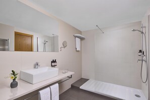 Shower, eco-friendly toiletries, hair dryer, bidet - NH Barcelona Stadium (Barcelona)