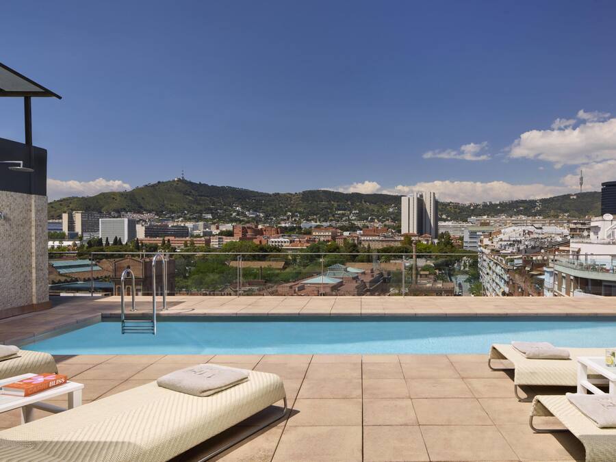 Piscine extérieure, chaises longues