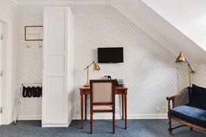 A room with a desk, chair, and a television on the wall. - Kviknes (Sogndal)