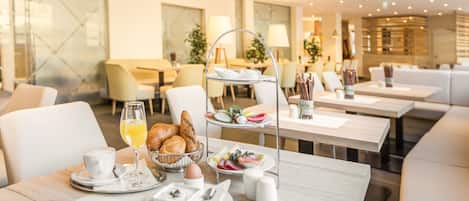 Café da manhã com buffet todos os dias (EUR 19 por pessoa)
