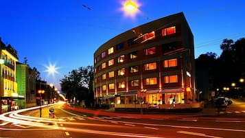 Fassade der Unterkunft – Abend/Nacht