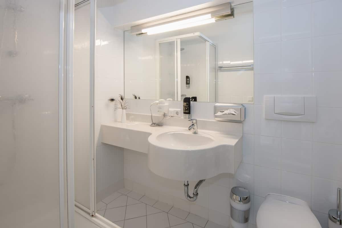 standard single room | bathroom | free toiletries, hair dryer, towels