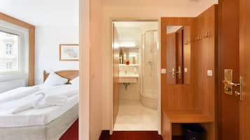 Comfort Double Room | Bathroom | Free toiletries, hair dryer, towels