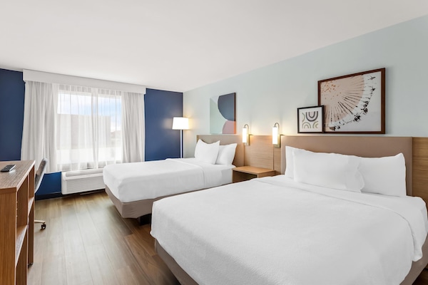Quarto, 2 camas Queen | Roupas de cama premium, escrivaninha, cortinas blackout