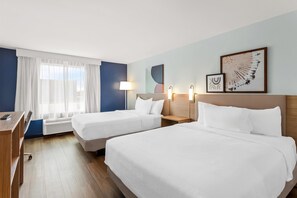 Rom, 2 queensize-senger | Sengetøy av topp kvalitet, skrivebord og blendingsgardiner