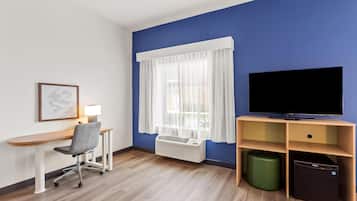 Kamar, 1 Tempat Tidur King dengan tempat tidur Sofa, akses difabel, bathtub | Seprai premium, meja kerja, tirai kedap cahaya, dan setrika/meja setrika