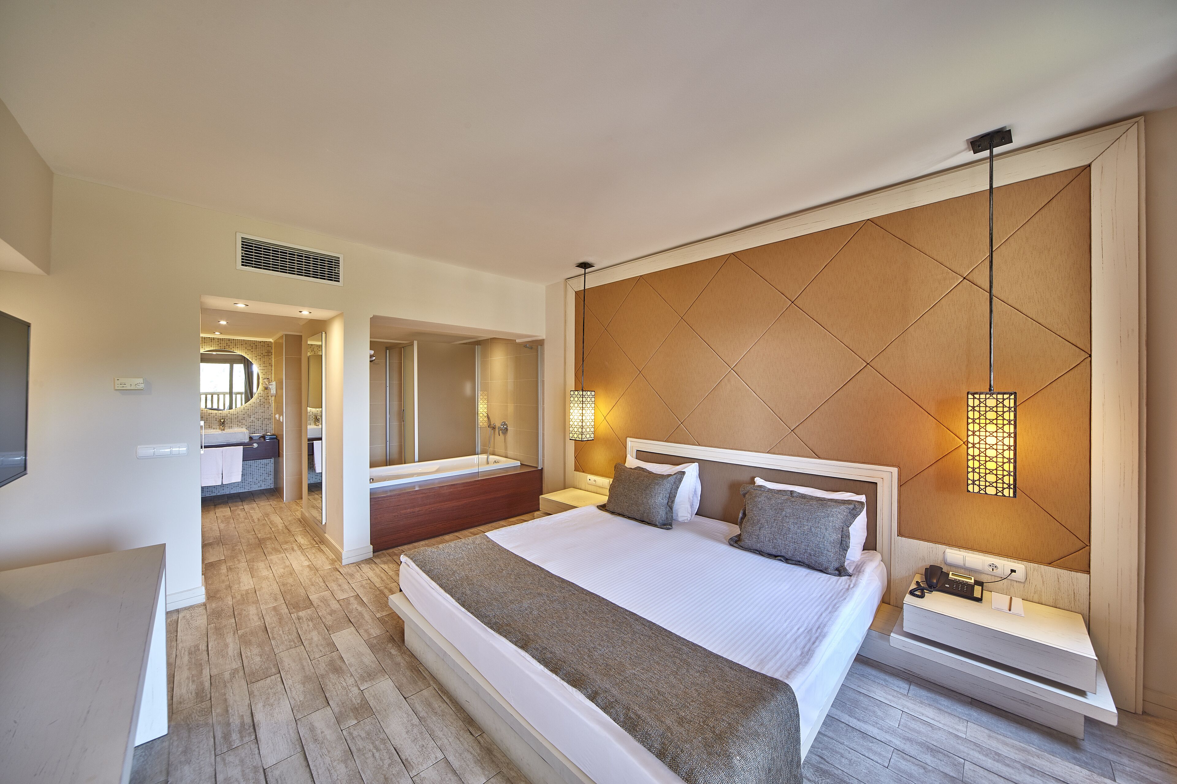 มินิบาร์, ตู้นิรภัยในห้องพัก, โต๊ะทำงาน, Wi-Fi ฟรี