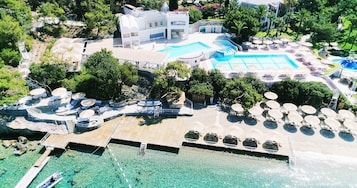 Una piscina techada, 2 piscinas al aire libre, sombrillas