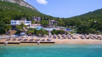 Playa privada, tumbonas, sombrillas y toallas de playa