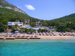 Playa privada, tumbonas, sombrillas y toallas de playa