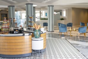 Minibar, coffres-forts dans les chambres, bureau, Wi-Fi gratuit