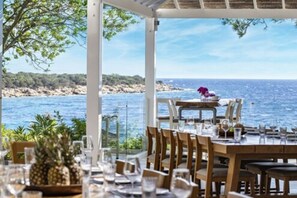 7 restaurantes; se sirven desayunos, almuerzos, cenas y marisco 