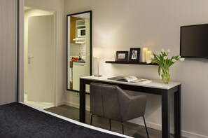 1 Schlafzimmer, hochwertige Bettwaren, Zimmersafe, Schreibtisch