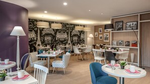 A modern dining area with round tables, chairs, and pendant lights. - Citadines Montmartre Paris (Paris)
