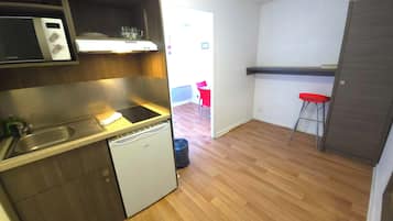 Yksiö, 1 hengen vuodesohva | Yksityinen keittiö | Jääkaappi, mikroaaltouuni, liesi, vedenkeitin