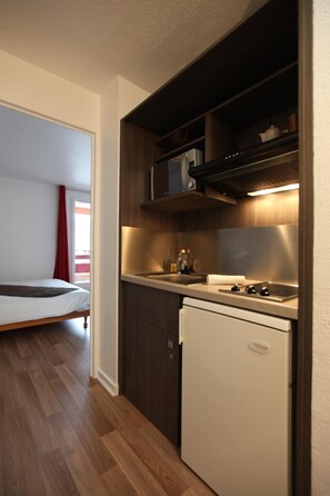 Geladeira, micro-ondas, cooktop, chaleira elétrica