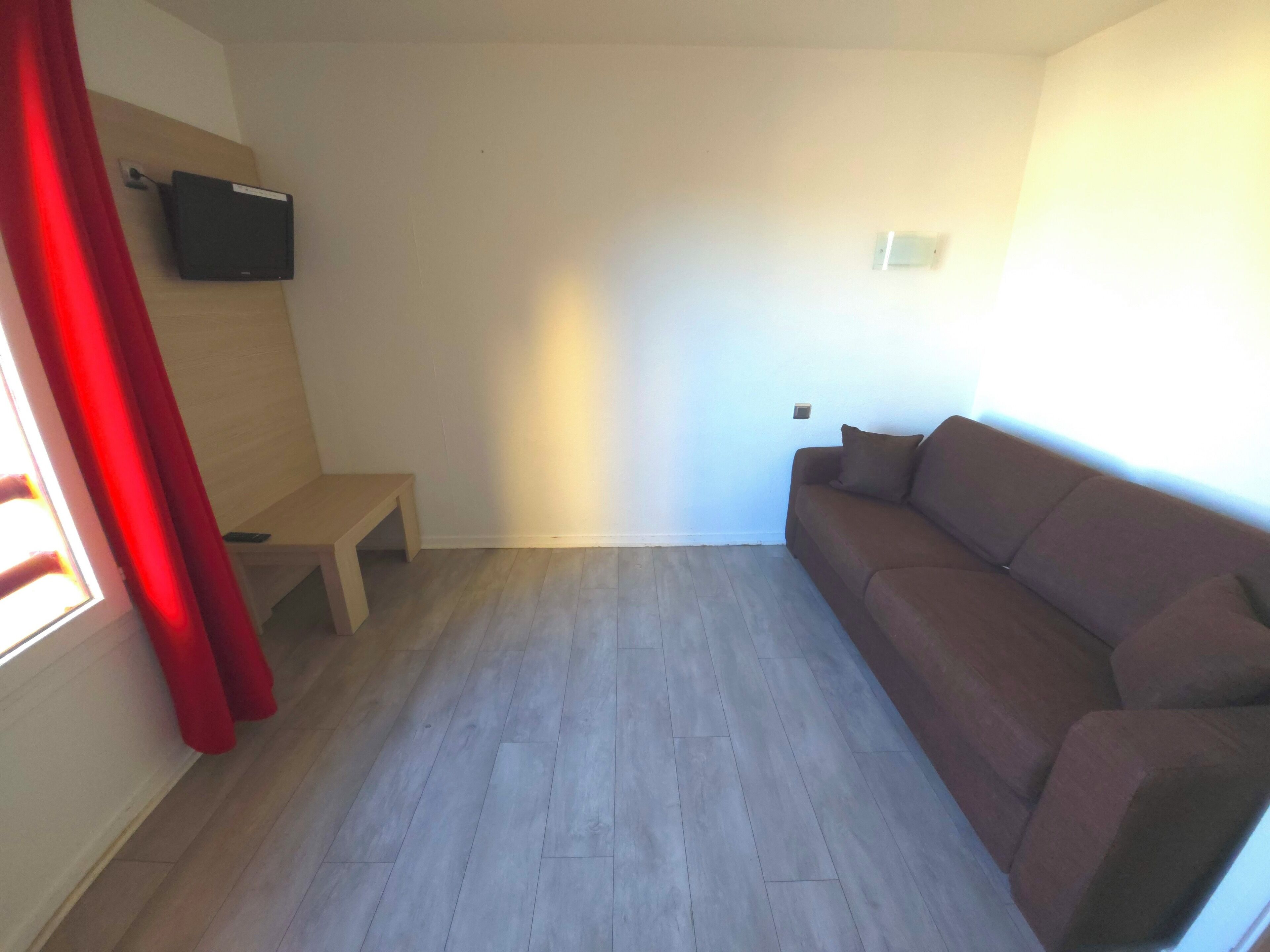 アパートメント ダブルベッド 1 台ソファーベッド付き (Renovated) | リビング エリア | 薄型テレビ