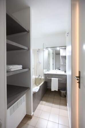 Bañera con ducha, bañera profunda, toallas