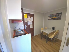 Departamento, 1 cama matrimonial y sofá cama (Renovated) | Cocina privada | Refrigerador, microondas, parrilla de estufa y tetera eléctrica 