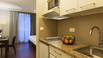 Refrigerador, microondas, placa de cocina, lavavajillas
