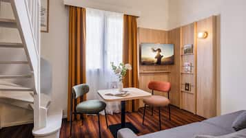 Deluxe-Apartment, 1 Schlafzimmer | Wohnbereich | LCD-Fernseher