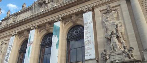 Une façade d’immeuble historique ornée de sculptures et présentant une architecture classique.