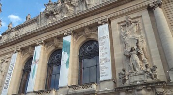 Fachada de un edificio histórico con esculturas ornamentales y arquitectura clásica.
