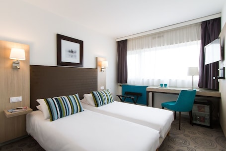 Classic Twin Room | Minibar, desk, soundproofing, iron/ironing board. Hotel Lille Europe