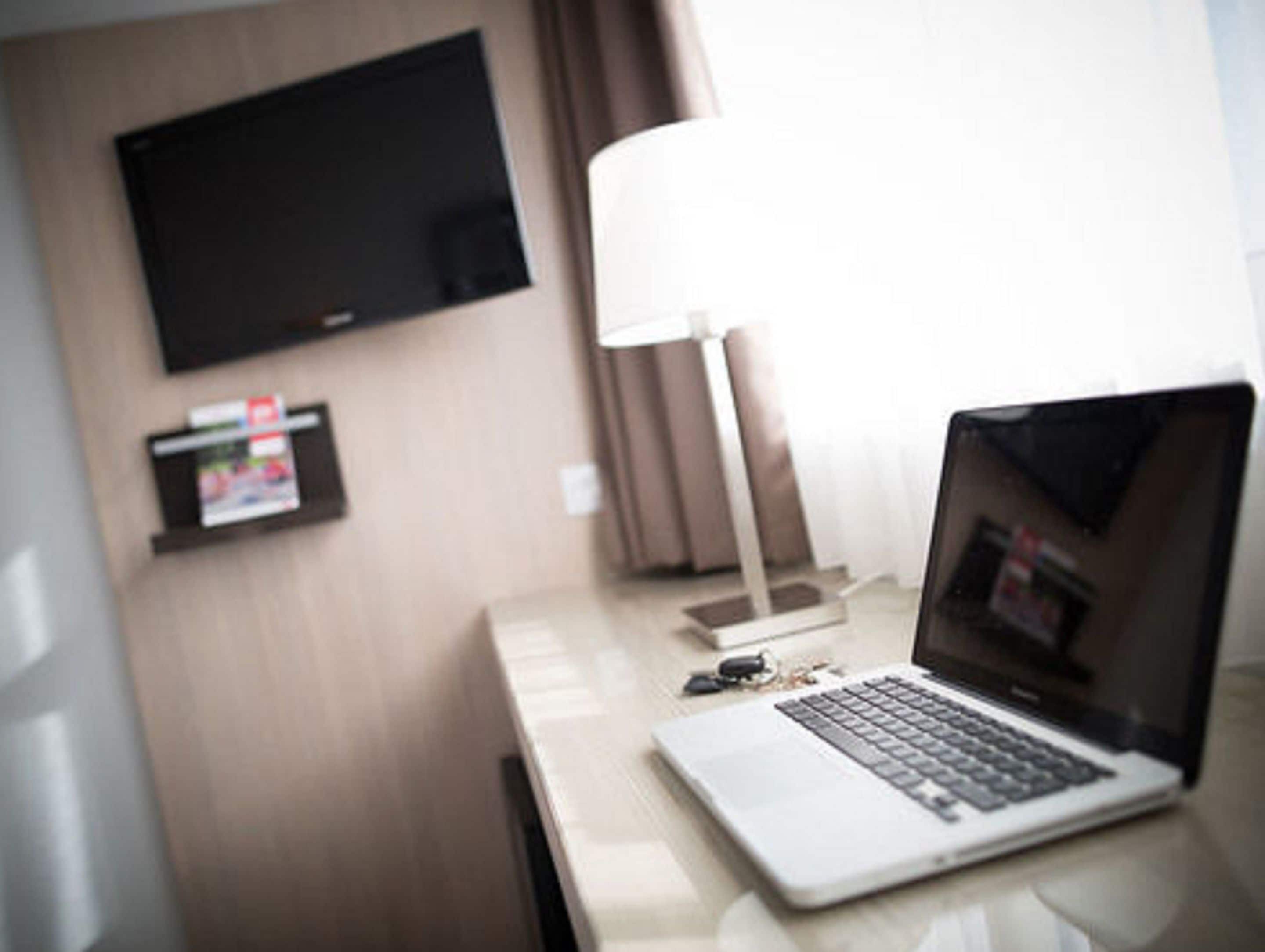 minibar, desk, soundproofing, iron/ironing board