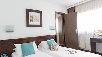 Minibar, escritorio, insonorización y tabla de planchar con plancha