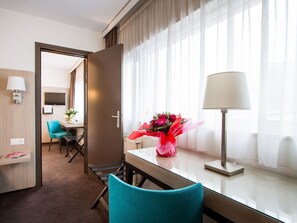 Minibar, escritorio y sistema de insonorización 