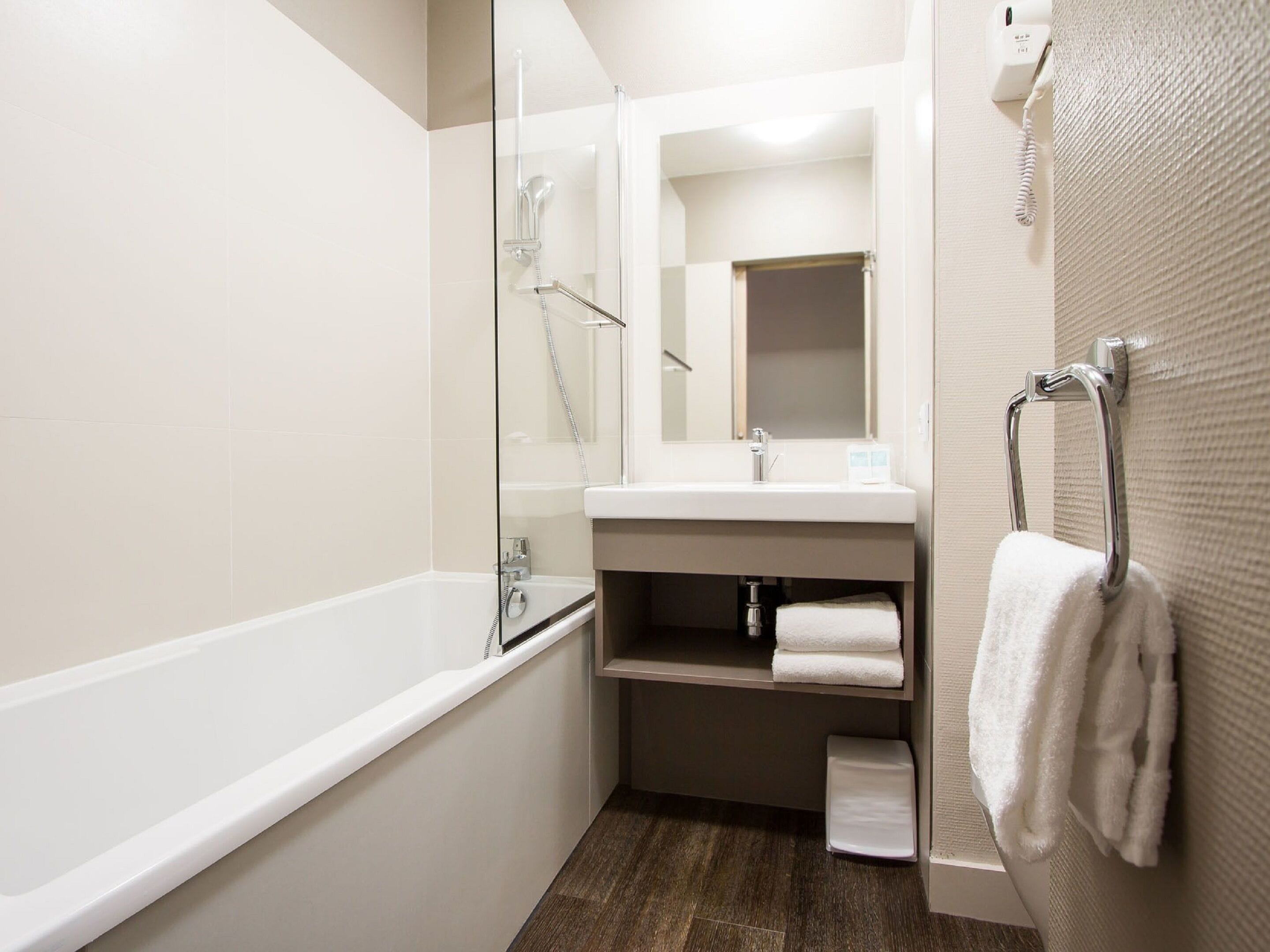 combined shower/bathtub, free toiletries, hair dryer, towels