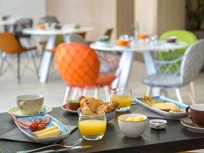 Desayuno buffet todos los días (con cargo)