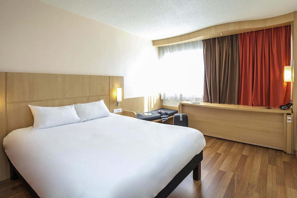 Premium bedding, minibar, desk, soundproofing